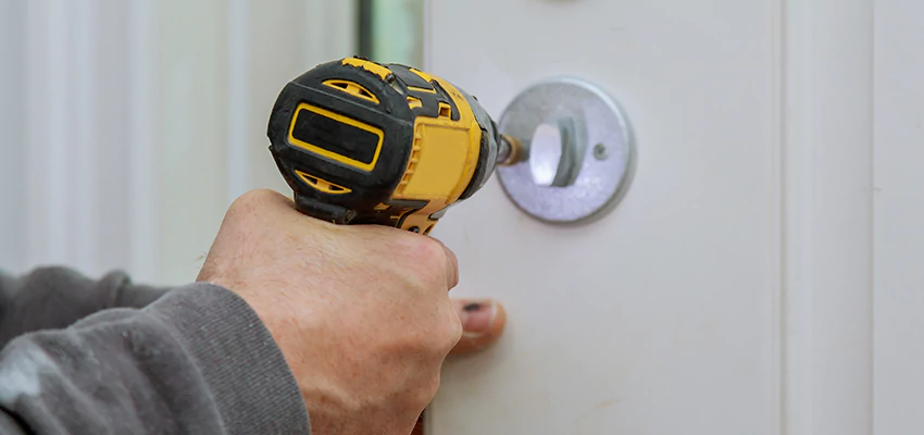 Street Locksmith For Smart Lock Repair in West Hollywood, CA